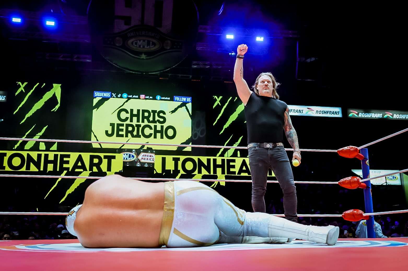 Chris Jericho attacks Místico in the Arena Mexico